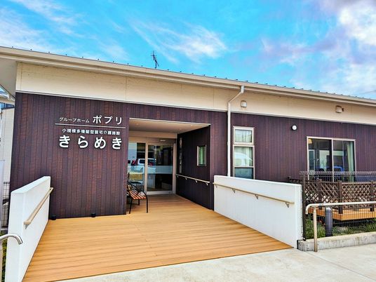 木目調の落ち着いたエントランス