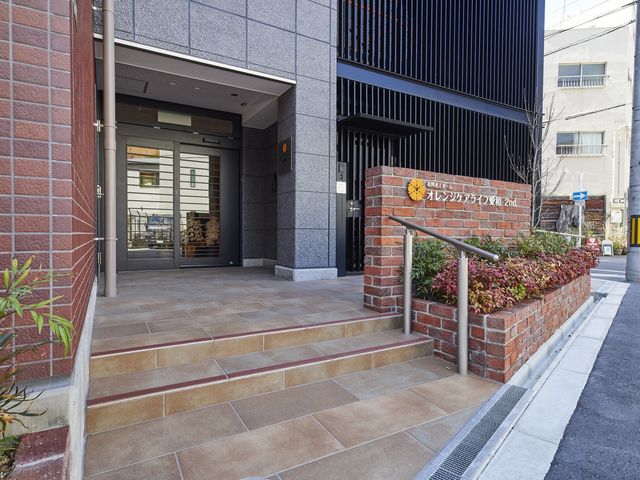 アクセス良好なエントランス エントランス 快適な職場環境を望む方へ、清潔で明るいエントランスがお出迎えします。