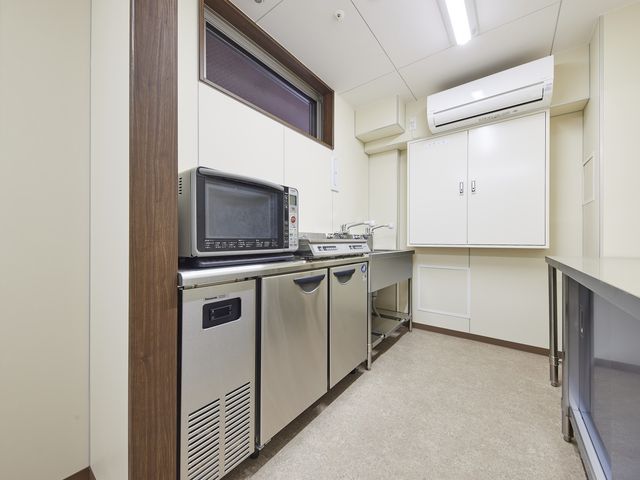 清潔感あるキッチン空間 休憩所 整った設備のキッチンでは、日々の料理作業がスムーズに行え、清潔な環境を保てます。