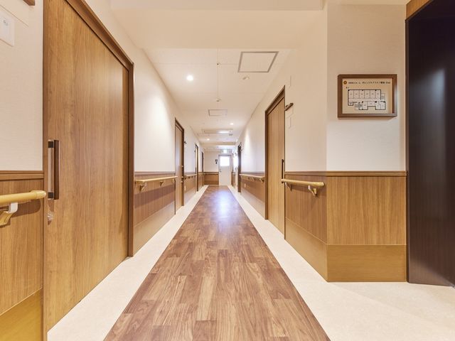 安心の環境で介護 廊下 快適な廊下が整った環境で、ゆたかな介護の経験が積めます。私たちと共に働きませんか？