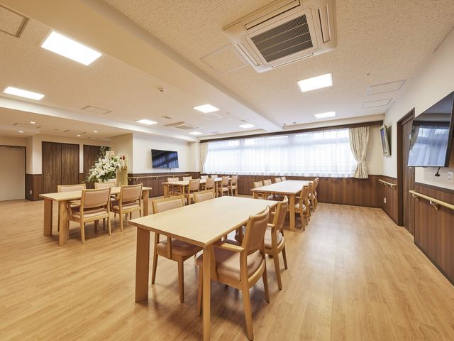 清潔な食堂での仕事 食堂 明るく清潔な食堂で、入居者の楽しい食事の時間をサポートするやりがいのある仕事です。
