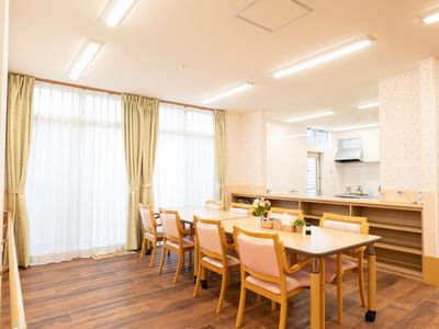 明るく清潔な食堂の内観