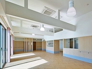 自然光が入る広い部屋
