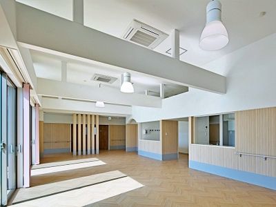 自然光が入る広い部屋