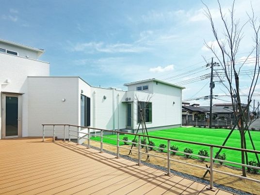 広々とした庭の外観