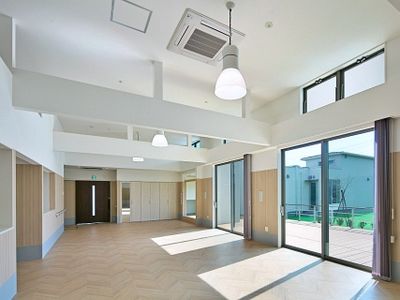 自然光が入る広い室内