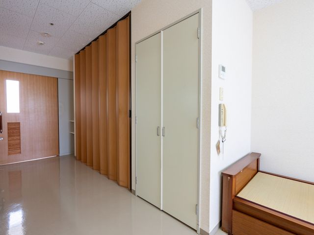 くつろぎの居室 居室 明るく落ち着いた居室です。ベッドの隣には使いやすい収納スペースが備わっています。