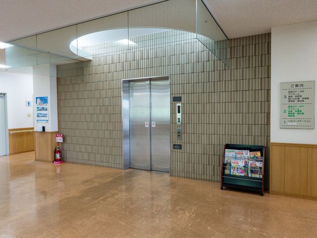 清潔なエレベーター前 エレベーター エレベーター前は清潔で広々としており、移動がスムーズです。掲示物も整理されています。