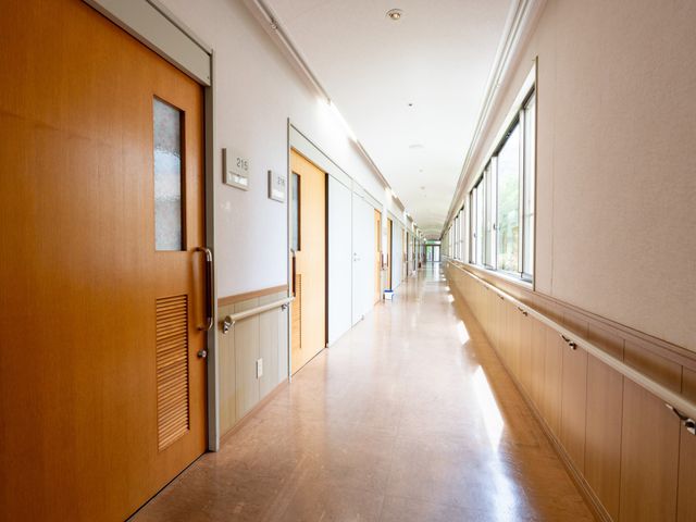 光が差し込む廊下 廊下 長い廊下には自然光が降り注ぎ、明るく開放感があります。穏やかな雰囲気の中で働けます。