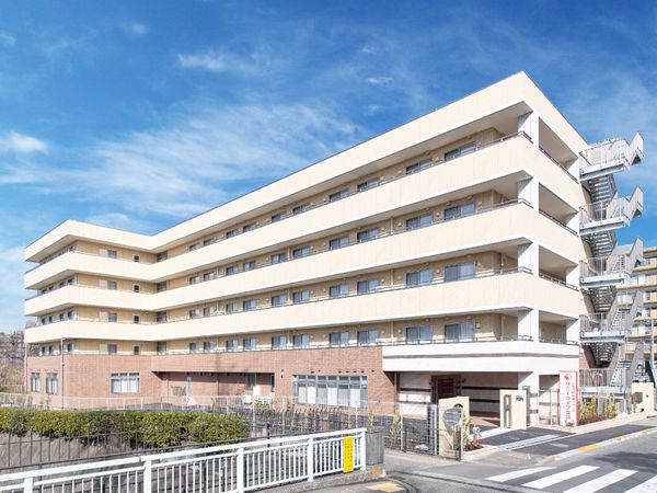 明るい外観の建物