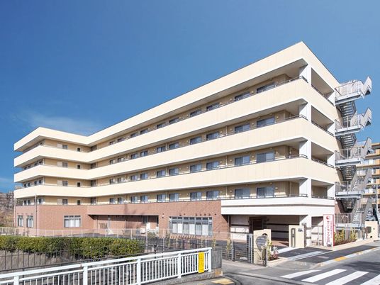 多層の建物外観  