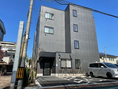 現代的外観の建物エントランス