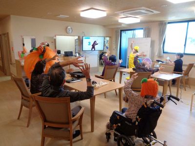 レクリエーション活動中の多目的室