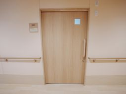 個室の入口としての扉