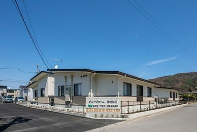 青空の下に建つ施設   