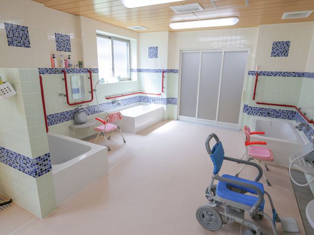 ゆったり浴室設備 浴室 広々とした清潔感のある浴室です。手すりや椅子もご用意し、皆様の安全を配慮しています。