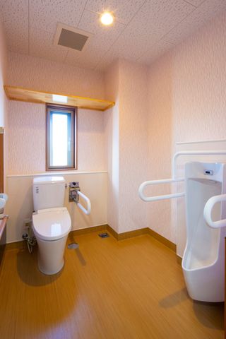 バリアフリートイレ 共用トイレ 手すりが装備された清潔感溢れるトイレです。安全かつ快適にお使いいただける設計になっております。