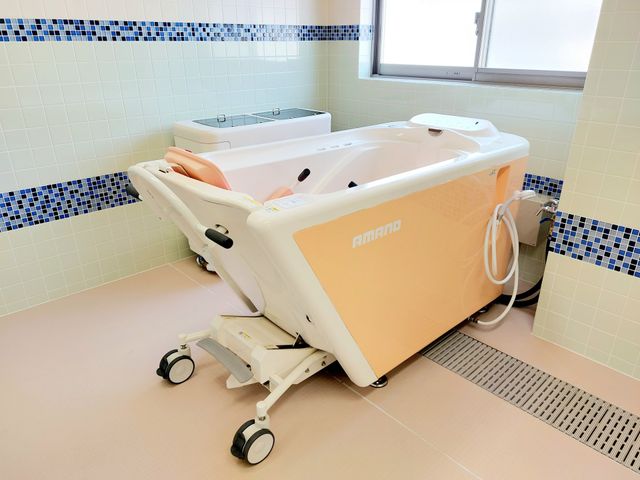 快適な浴室の設備 機械浴 清潔感溢れる明るい浴室です。最新の設備が整っており、安全に配慮されたバスタイムを提供します。