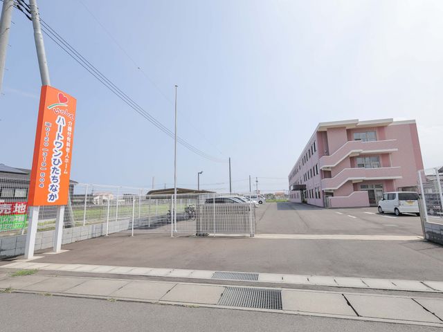 広々としたエントランス エントランス 広い駐車スペースがあり、明るい建物の入り口がお出迎え。利用者の皆様の快適な来訪をサポートします。