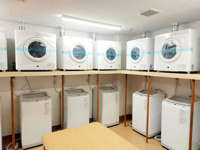 洗濯機が並ぶ部屋 洗濯室 整然と並んだ洗濯機があり、衣類のお手入れも安心です。快適な生活サポートを想像してみてください。