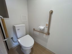 手すり付きのトイレ