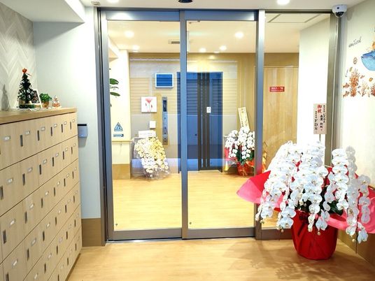 入口付近の清潔なエントランス