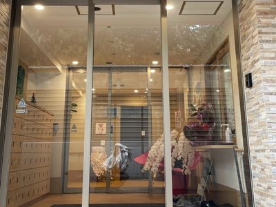 エントランスの透明な扉