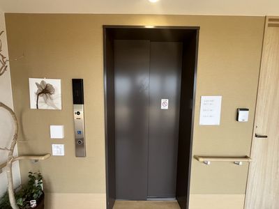 エレベーターのドア