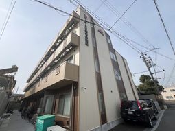 高層の居住施設外観