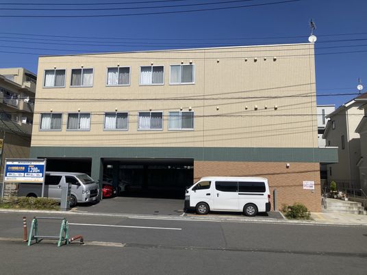 3階建て建物の外観