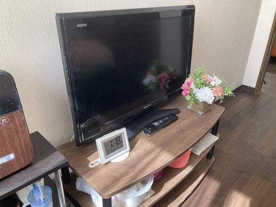 テレビと棚の様子