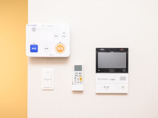 通信機器とモニターの壁面