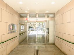 明るく清潔なエントランス