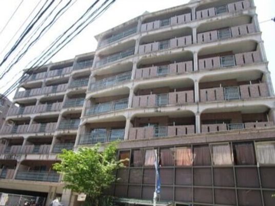 多階層の建物外観
