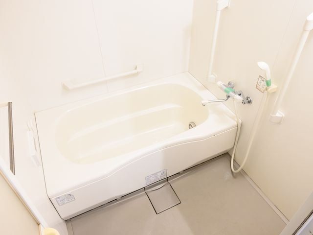 バリアフリー構造の浴室 浴室 手すり付きで安全性を考慮した浴室です。清潔な環境で快適な入浴時間をサポートします。