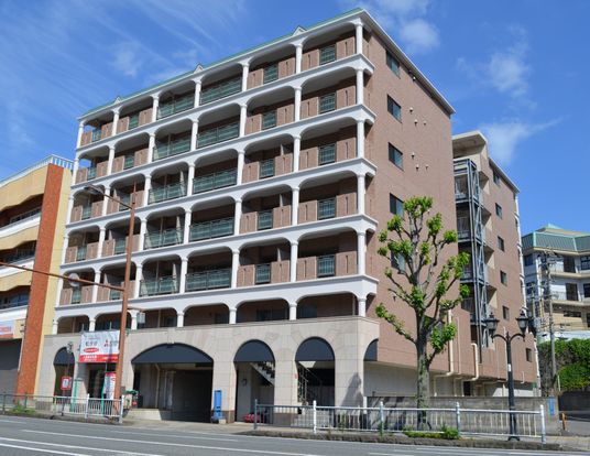 多階層の建物の外観