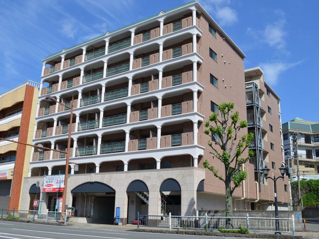 多階層の建物の外観 外観 広々とした道路に面した落ち着いた色調の多階層建物です。明るい天気の下、快適な環境でのお仕事が期待できそうです。