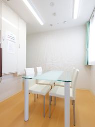 清潔な白いテーブルセット