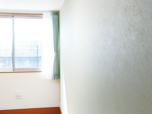 窓付きの居室の一角 居室 明るい光が差し込む、清潔感あふれる居室の一部です。静かで落ち着いた空間で、ゆったりと過ごせる環境が整っています。