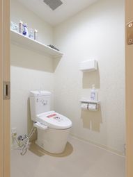 清潔な浴室の上部