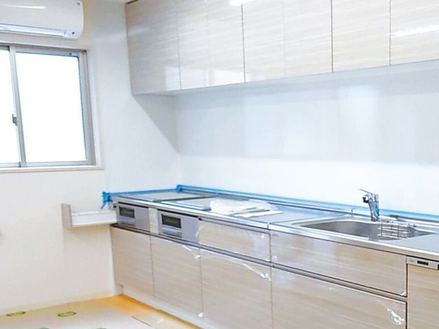 清潔なキッチンの風景 キッチン 広々とした清潔なキッチンで、調理の業務も効率的に行えます。キッチン作業を通じて、利用者様の生活を支えませんか。
