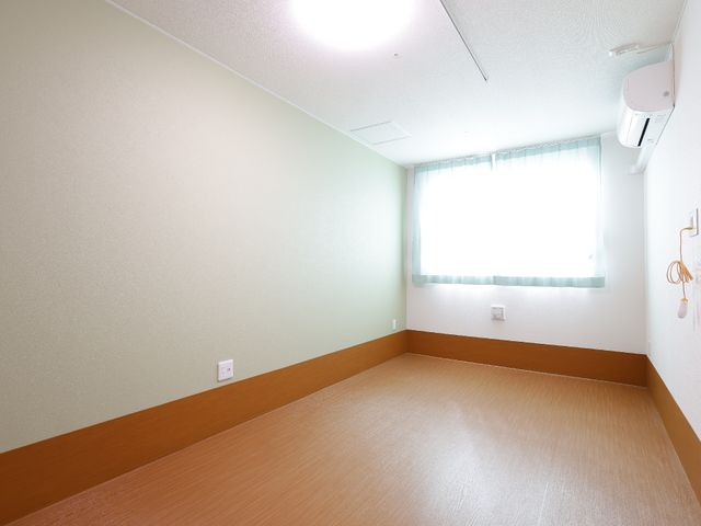 広々空間のシンプル居室 居室 落ち着いた色合いの居室は広々としており、個々のライフスタイルに合わせた家具配置が可能です。清潔感のあるこの部屋で、ゆったりとした時間を過ごせます。