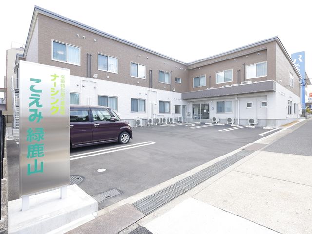 清潔感のある建物外観 外観 広々とした駐車場と清潔に保たれた建物が印象的です。快適な職場環境が整っており、働きやすさを感じられるでしょう。