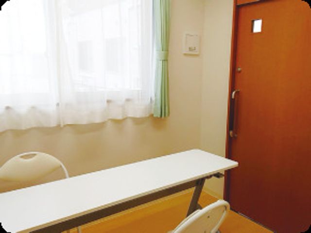 清潔な居室の一角 相談室 窓からの光が心地良い居室のデスクスペースです。個人の時間を大切にできる、ゆとりある設計になっています。