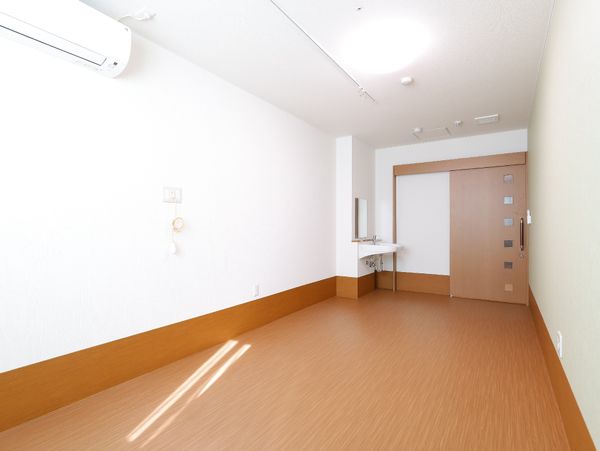 シンプルな居室の様子