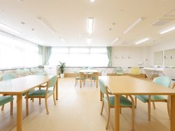 明るい食堂の空間