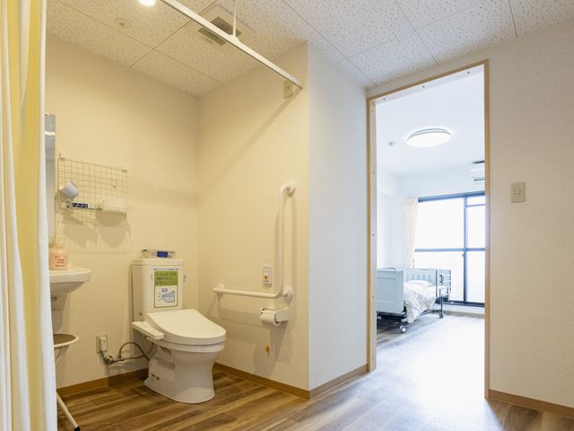明るいトイレ トイレ 自然光が差し込む明るいトイレは、使いやすい設計になっています。設備が整っていますので、安心してご利用いただけます。
