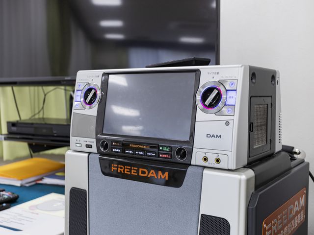 カラオケ機器の室内 多目的室 音楽を楽しめる多目的スペースです。最新のカラオケ機器を使い、息抜きの時間を提供します。