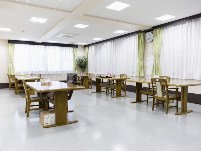 明るい食堂 食堂 自然光が差し込む広々とした空間で、利用者同士の交流の場に最適です。