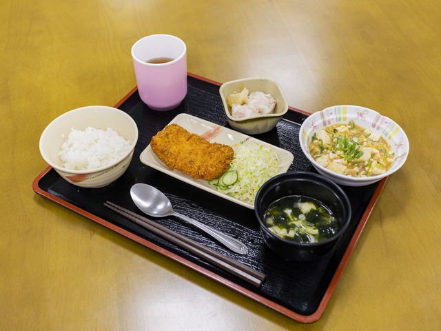 和食セットの食事 食堂 週替わりのメニューで、家庭的な味を楽しめます。栄養バランスに配慮しています。